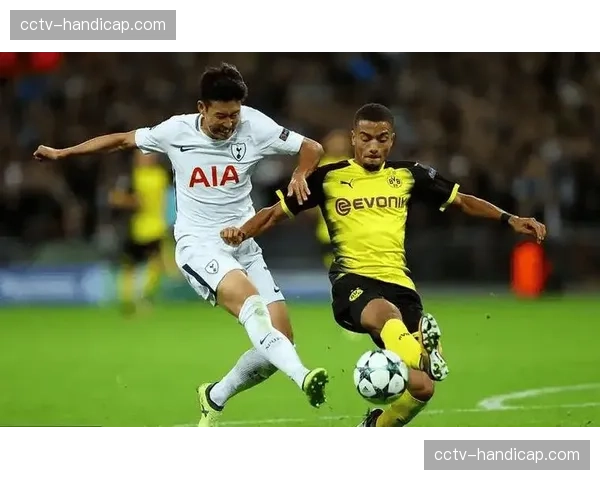 转播镜头捕捉到场边，热刺助教正向后卫传递最新的防守指令